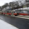 Un chauffeur de tram rattrape son engin à bicyclette à Prague 