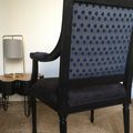 Un fauteuil ancien entièrement restauré bleu et noir
