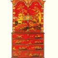 A Queen Anne Chinoiserie scarlet and gilt japanned cabinet on secrétaire chest circa 1710 - Photo Sotheby's 