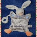 Doudou lapin marionnette Choupi Doudou et compagnie, gris orange, www.doudoupeluche.fr