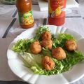 Boulettes de crabes asiatiques grillées et sauces épicées