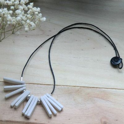 Petits rectangles de porcelaine, fil et argent