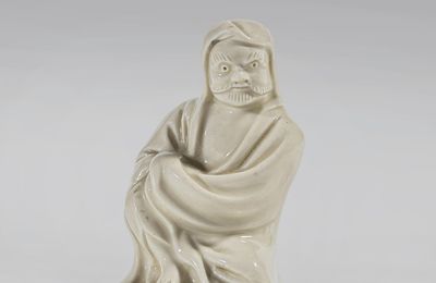 A small Dehua figure of the luohan Pintoulo, 17th-18th century