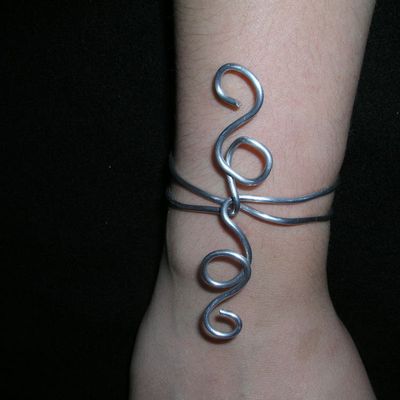 Bracelet tout en métal souple4€