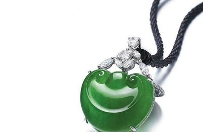 A jadeite and diamond pendent necklace 