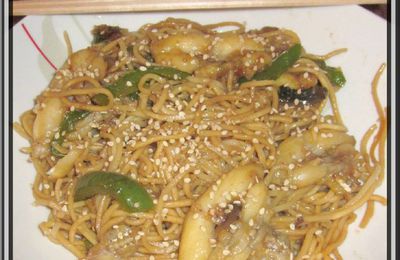 Wok de nouilles chinoises aux cuisses de grenouilles