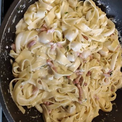Tagliatelle aux saint-jacques et aux lardons 