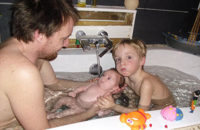 avec mon papa et mon grand frere dans le bain