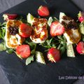 Salade de halloumi, roquette, fraises et caviar de concombre