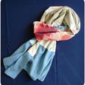 Un foulard fleuri 