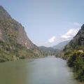 Cet après midi, Notre voyage en bateau pour se rendre à Muang Ngoy, village accessible seulement en bateau