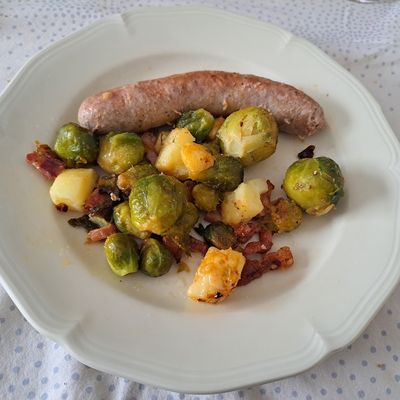 Saucisse fumée aux choux de Bruxelles et aux pommes de terre
