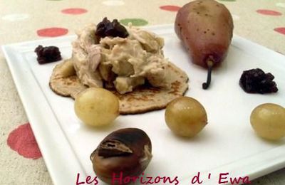 Blinis à la farine de châtaignes, effilochée de pintade aux éclats de châtaignes, poires et raisin pochés