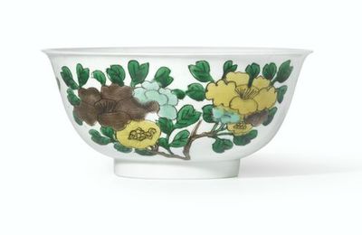 A susancai 'Flower and Fruit' bowl with incised dragon design