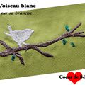 L'oiseau blanc sur sa branche