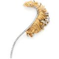 Cartier. Vers 1943 Broche plume en or jaune gravé et platine en partie sertie de brillants.