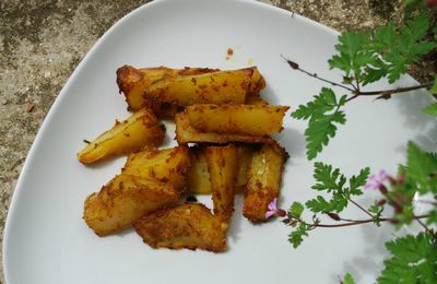 Pommes de terre façon potatoes au thym, curcuma, paprika et farine de pois chiche