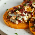 CANAPÉS DE COURGE BUTTERNUT, RICOTTA, CANNEBERGES SÉCHÉES & NOiX