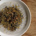 Pudding cru de graines de chia aux mûres blanches et noires, à l'amande et au pollen