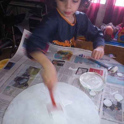 Noham et son horloge en kit