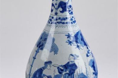 Nevers. Vase piriforme en faïence à décor en camaïeu bleu de Chinois, XVIIème siècle