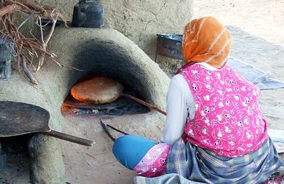 femme berbère faisant cuire le pain