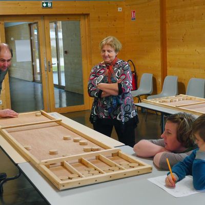 Après-midi pousse-palets au village...