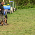 Le chien est assis au pied de son maître,