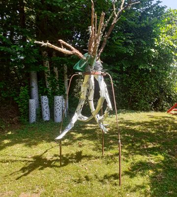 grande sauterelle     métal, bois, plastique      350/200/200     2024
