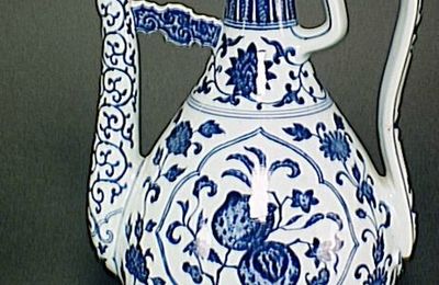 Aiguière à décor de fleurs de feuilles et de fruits, Chine, Jiangxi, Jingdezhen, Dynastie Qing, période Qianlong (1736-1795)