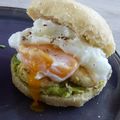 English muffin crevettes, guacamole et œuf poché