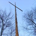 La croix et le mât qui ont veillé sur le camp