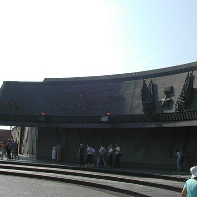 MONUMENT DEDIEES AUX MORTS DU SIEGE DE 1941/1944