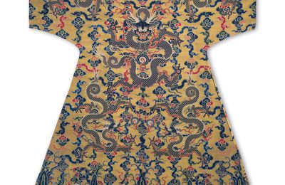 A rare imperial untailored gold brocaded silk twill court overcoat, gua, Kangxi period, late 17th century