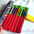 Des petites voitures ... des pois ... une trousse roulée multicolore pour p'tit gars !