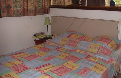 une chambre climatisée avec un grand lit