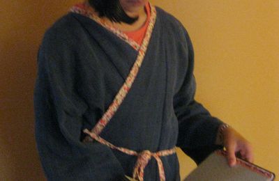 Une robe de chambre kimono en lin bleu marine récup' et biais liberty Emmaüs, pour une Coline dansante....