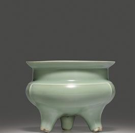 A rare large 'kinuta' longquan celadon tripod censer. Southern Song dynasty (1127-1279) 