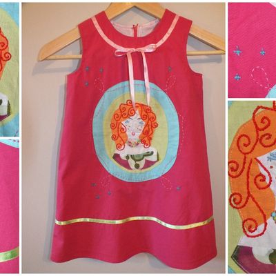 Une robe brodée toute en couleur.