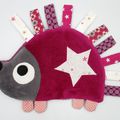 Doudou plat hérisson fuchsia gris violet