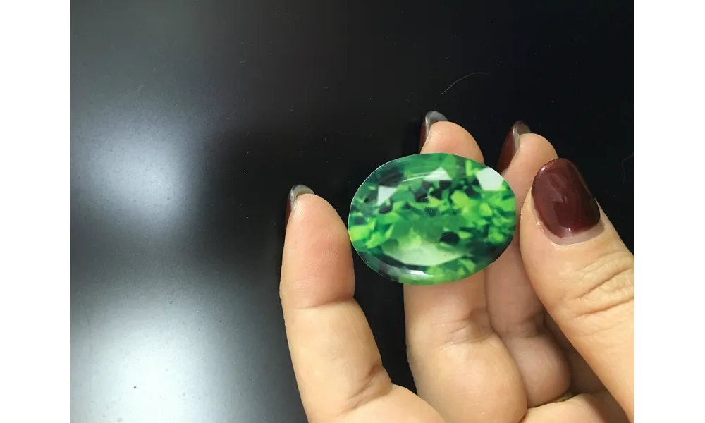 Tourmaline verte : Broche magnétique artisanale en résine