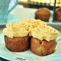 Muffins banane, noix de pécan et 4 épices avec une crème au fromage frais et au caramel