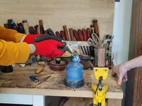 J'ai suivit un atelier de fabrication de manche de couteau en bois a partir de 3 essences de bois. On dessine la forme du manche souhaité, on coupe, on ponce, on perce puis on fais chauffer a blanc le manche de la lame pour faire une emprunte dans le bois et enfin on colle le tout.