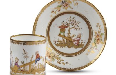Sèvres, Gobelet litron et sa soucoupe à décor polychrome et or de Chinois, la soucoupe vers 1775