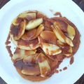 Pancakes, pommes caramélisées au sirop d'agave, sauce Carambar