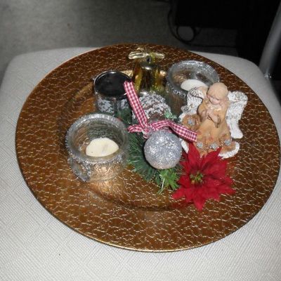 assiette ronde de noel avec des pots de yahourt