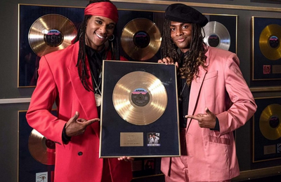 [CRITIQUE] MILLI VANILLI, DE LA GLOIRE AU CAUCHEMAR   UN DES PLUS GROS SCANDALES DE L’HISTOIRE DE LA MUSIQUE