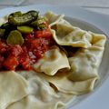 Ravioli de boeuf au chèvre, tomate et cornichons