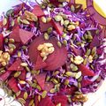 Salade rouge: betterave, chou, oignon, noix et graines de courges