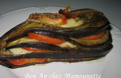 Aubergine en millefeuille à la mozzarella, aux tomates et à l’origan
